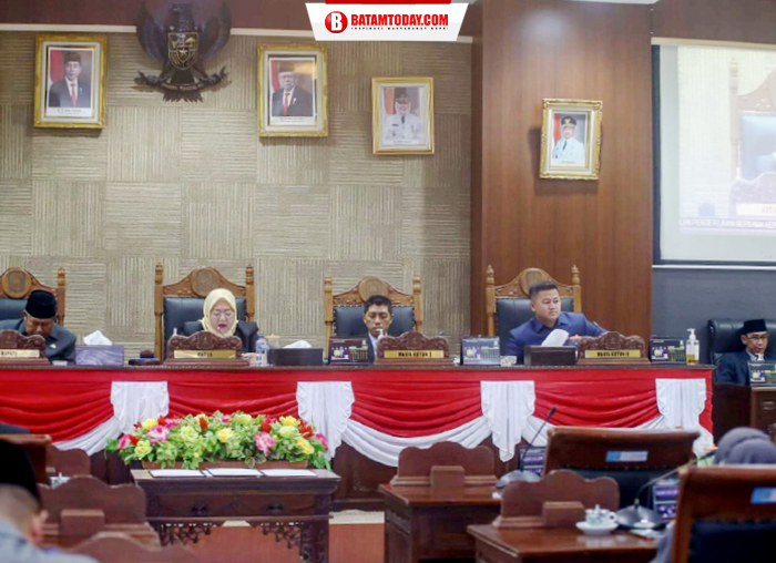 Ketua DPRD Anambas, Hasnidar didampingi Waka I, Syamsil Umri dan Waka II, Firdian Syah saat memimpin rapat paripurna persetujuan APBD 2024
